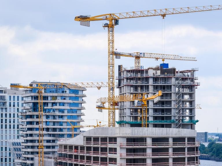 Blick auf eine Baustelle mit Rohbauten und Baukränen in Hamburg