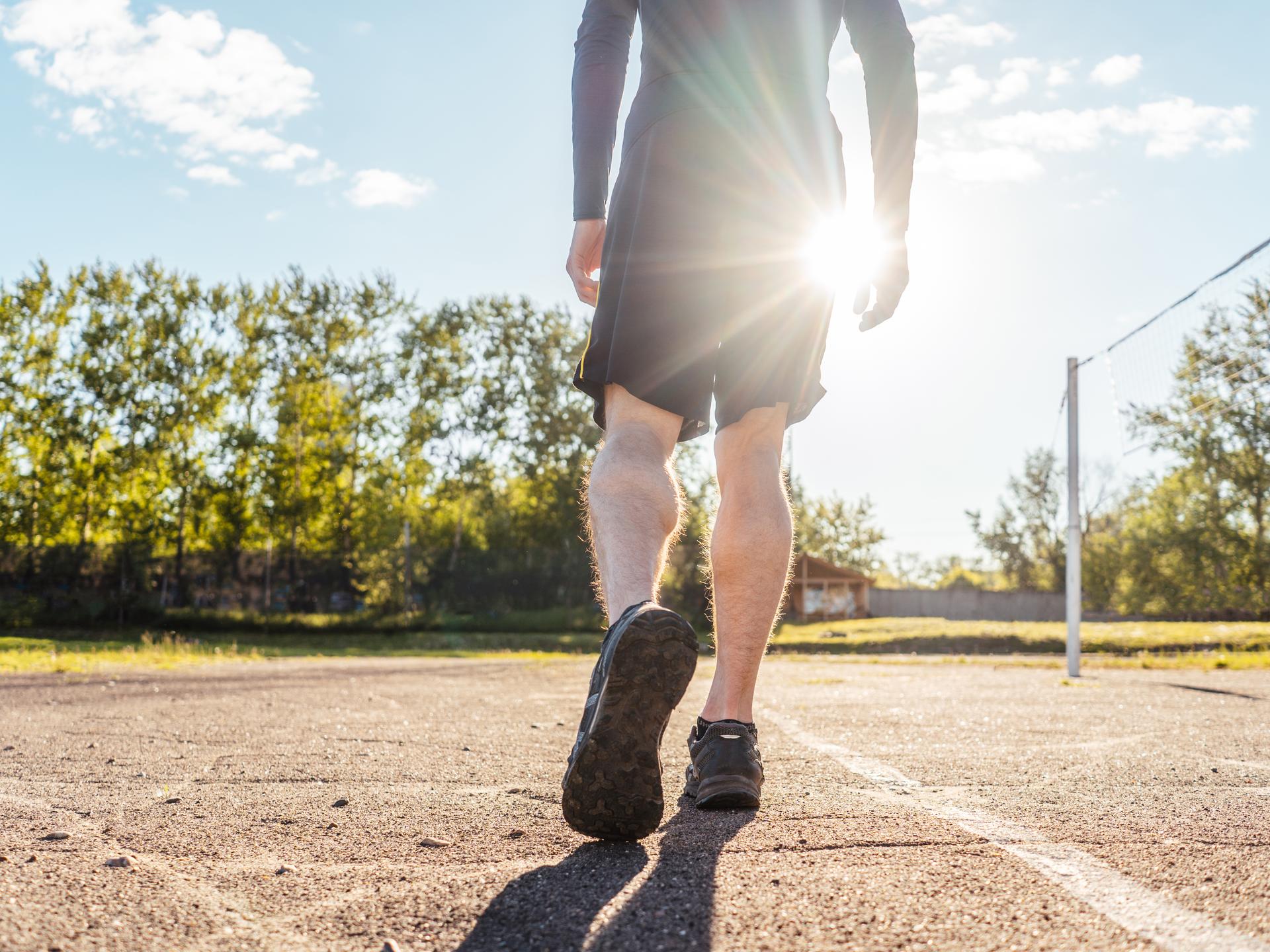 Person joggt in Sportkleidung über einen Sportplatz (Symbolbild) Person joggt in Sportkleidung über einen Sportplatz (Symbolbild)