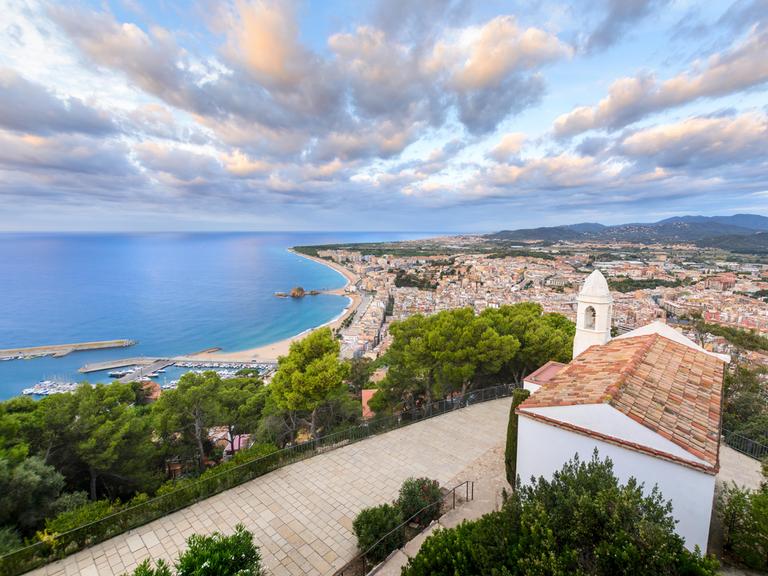 Panorama-Aussicht auf den Strand und die Küste Kataloniens in Spanien