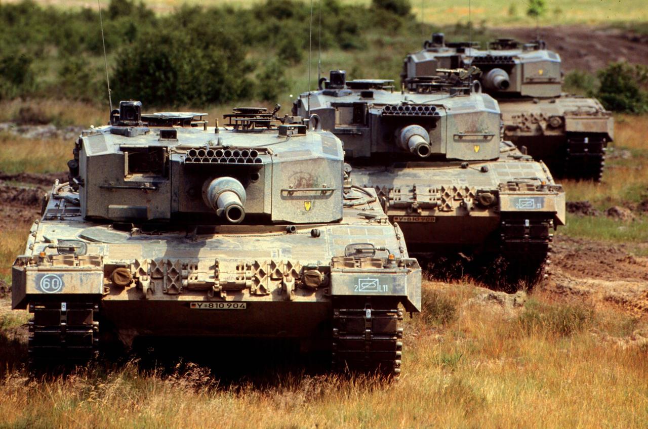 Das Foto zeigt drei Kampfpanzer vom Typ "Leopard 2A4" von vorne. 