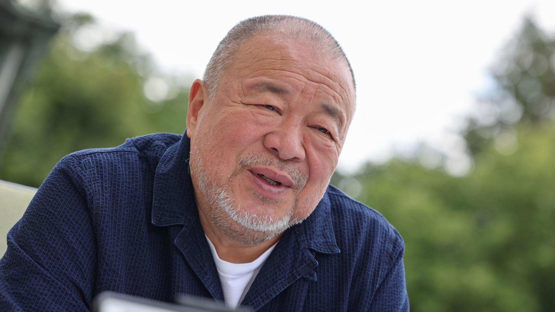 Der chinesische Künstler und Menschenrechtler Ai Weiwei bei einem Fototermin auf Schloss Leopoldskron in Salzburg Der chinesische Künstler und Menschenrechtler Ai Weiwei bei einem Fototermin auf Schloss Leopoldskron in Salzburg