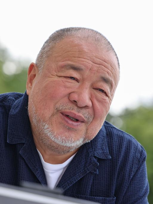 Der chinesische Künstler und Menschenrechtler Ai Weiwei bei einem Fototermin auf Schloss Leopoldskron in Salzburg