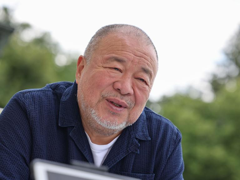 Der chinesische Künstler und Menschenrechtler Ai Weiwei bei einem Fototermin auf Schloss Leopoldskron in Salzburg