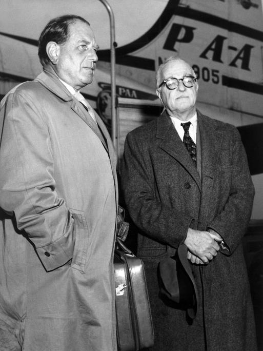 Der Verleger Dr. Gottfried Bermann Fischer (l) und der amerikanische Schriftsteller und Dramatiker Thornton Wilder am 26. September 1957 in Frankfurt. Bermann Fischer hatte den Verlag S. Fischer während der Nazi-Diktatur nach New York verlagert, nach 1945 dann wieder nach Frankfurt.