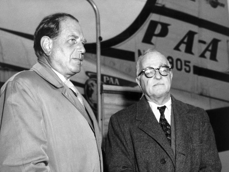 Der Verleger Dr. Gottfried Bermann Fischer (l) und der amerikanische Schriftsteller und Dramatiker Thornton Wilder am 26. September 1957 in Frankfurt. Bermann Fischer hatte den Verlag S. Fischer während der Nazi-Diktatur nach New York verlagert, nach 1945 dann wieder nach Frankfurt.