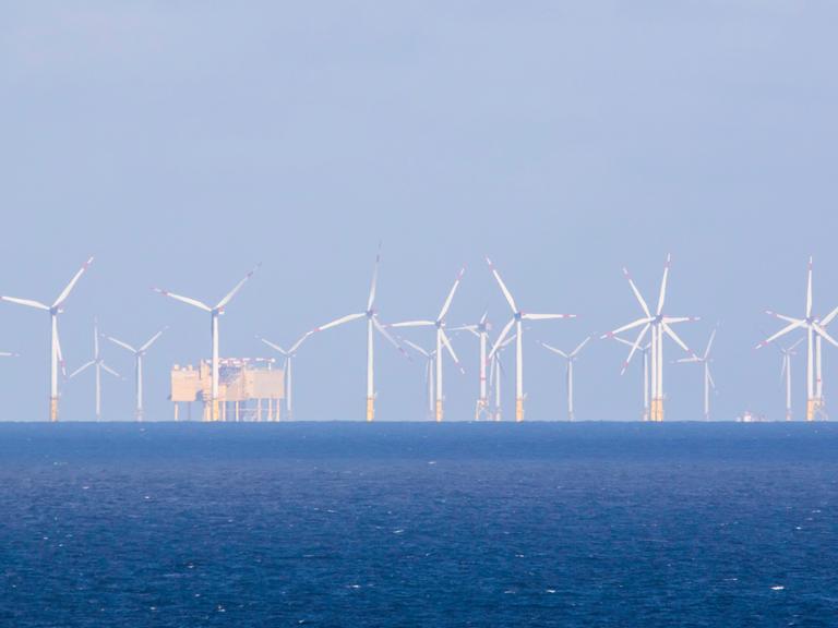 Ein Windpark bei Helgoland, die Windräder stehen im Meer