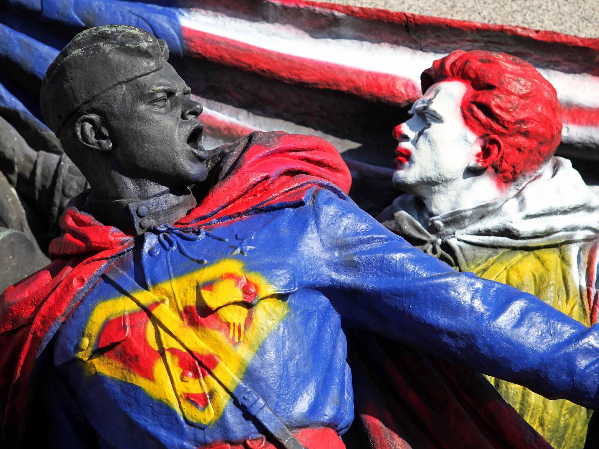 Denkmal für sowjetische Soldaten in Sofia (Bulgarien), bemalt mit Superman und Ronald McDonald. 