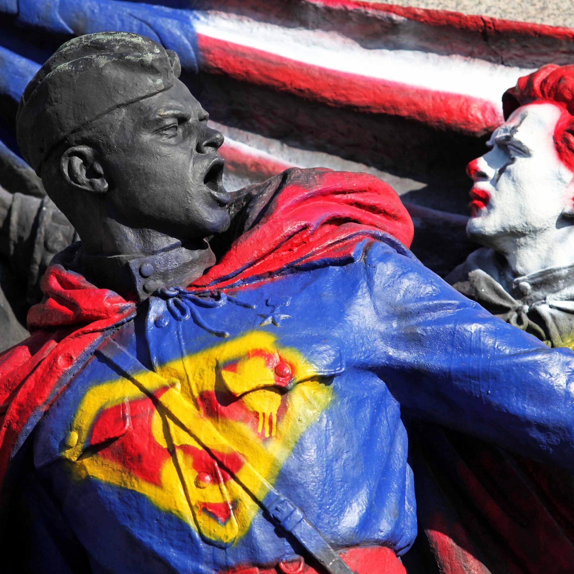 Denkmal für sowjetische Soldaten in Sofia (Bulgarien), bemalt mit Superman und Ronald McDonald. 