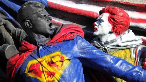 Denkmal für sowjetische Soldaten in Sofia (Bulgarien), bemalt mit Superman und Ronald McDonald. 