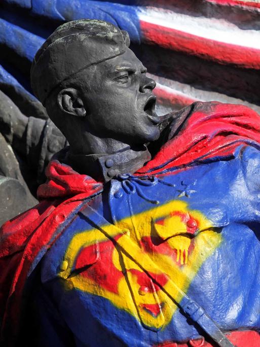 Denkmal für sowjetische Soldaten in Sofia (Bulgarien), bemalt mit Superman und Ronald McDonald. 