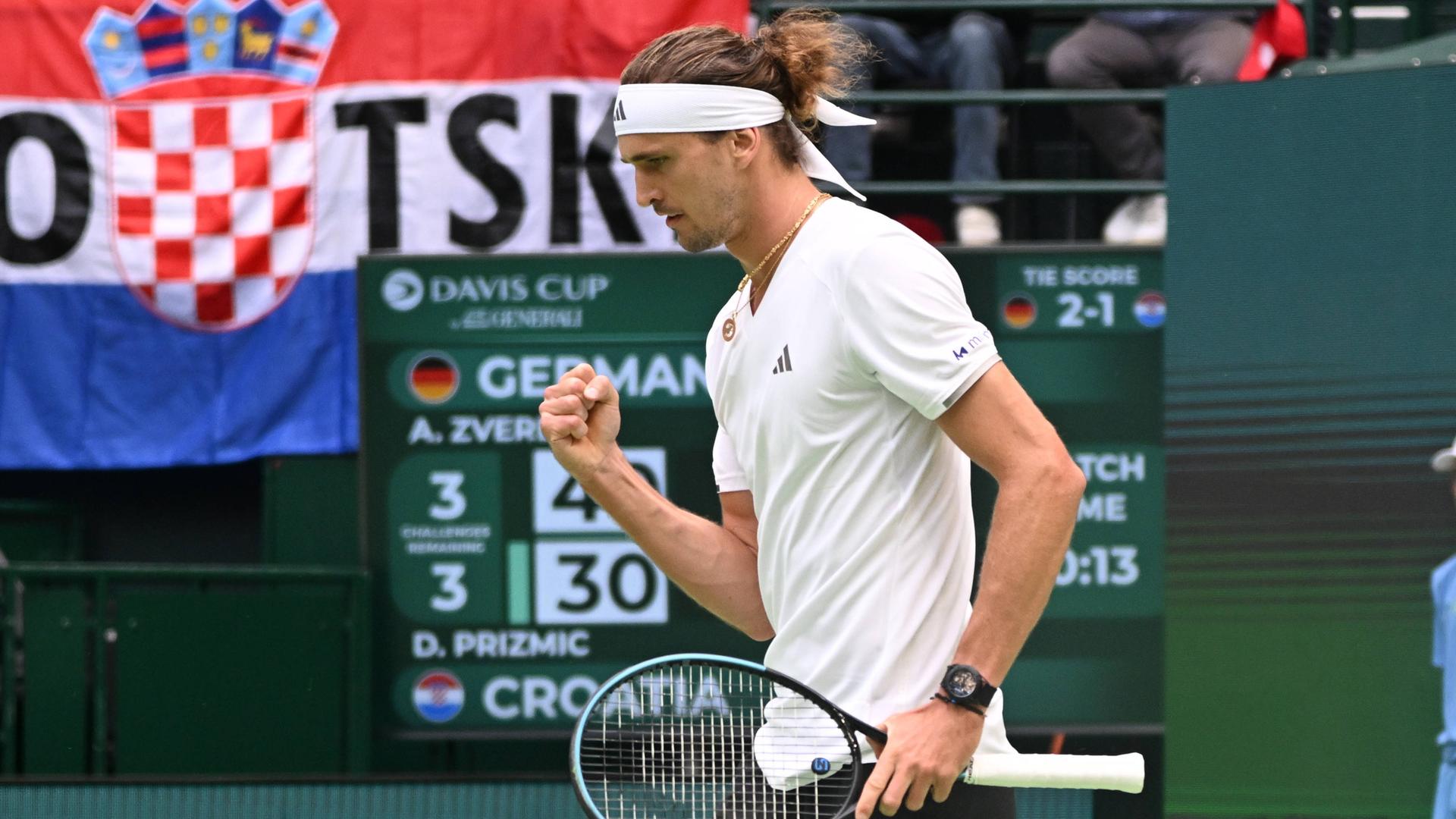Alexander Zverev jubelt während eines Tennisspiels.