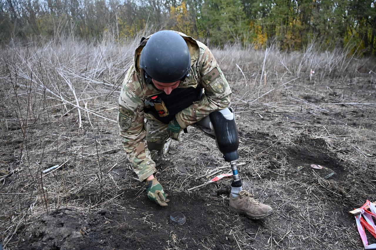 Ein Minensucher der ukrainischen Armee bei der Arbeit. Er hat im Einsatz ein Bein verloren und trägt eine Prothese.