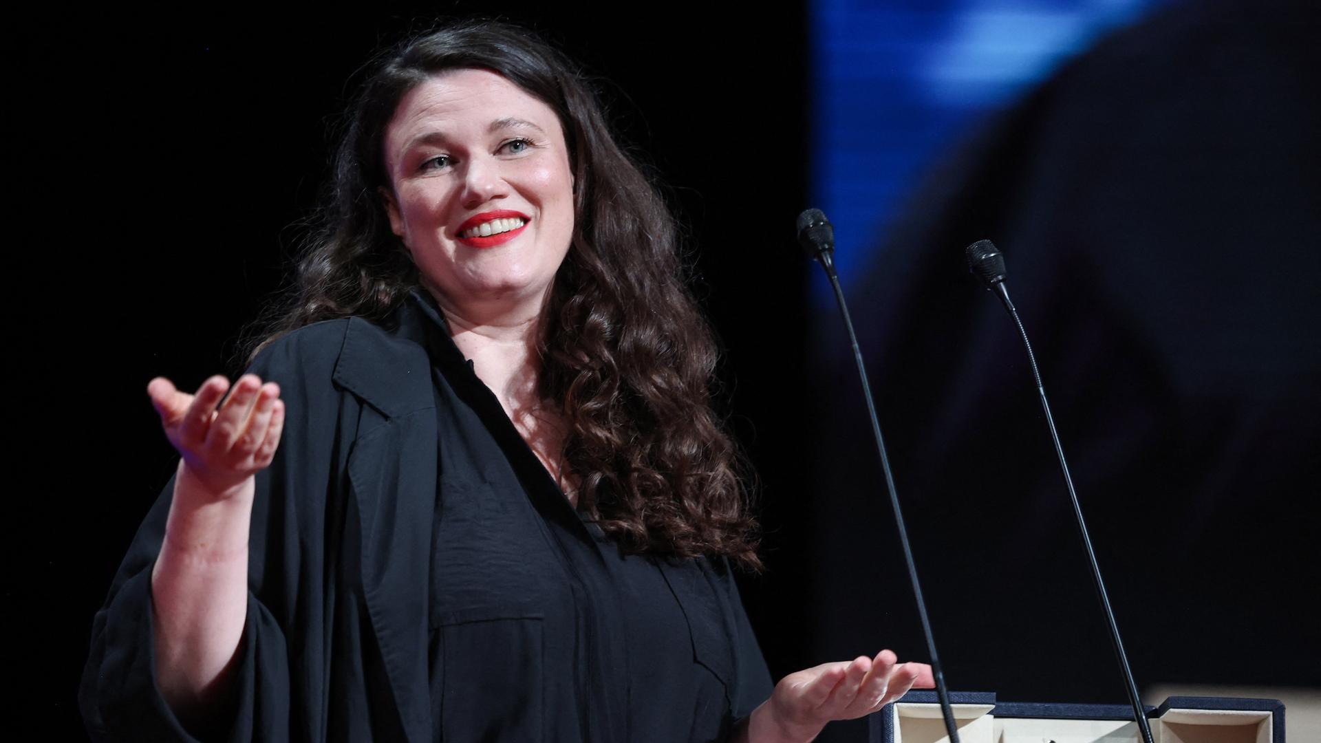 Die deutsche Regisseurin und Drehbuchautorin Mascha Schilinski am 24. Mai 2025 während der Abschlusszeremonie der Filmfestspiele von Cannes in Südfrankreich.