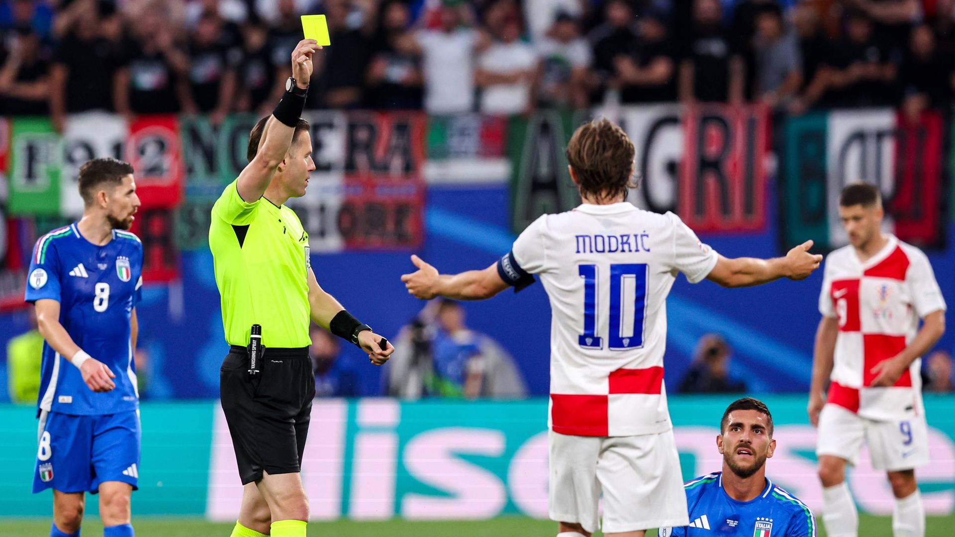 Der niederländische Schiedsrichter Danny Makkelie (2.v.l.) zückt im Spiel Kroatien gegen Italien eine Gelbe Karte. Der niederländische Schiedsrichter Danny Makkelie (2.v.l.) zückt im Spiel Kroatien gegen Italien eine Gelbe Karte.