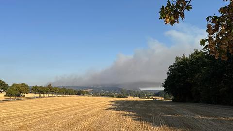 Rauch steigt bei einem Waldbrand über dem Hürtgenwald auf. 