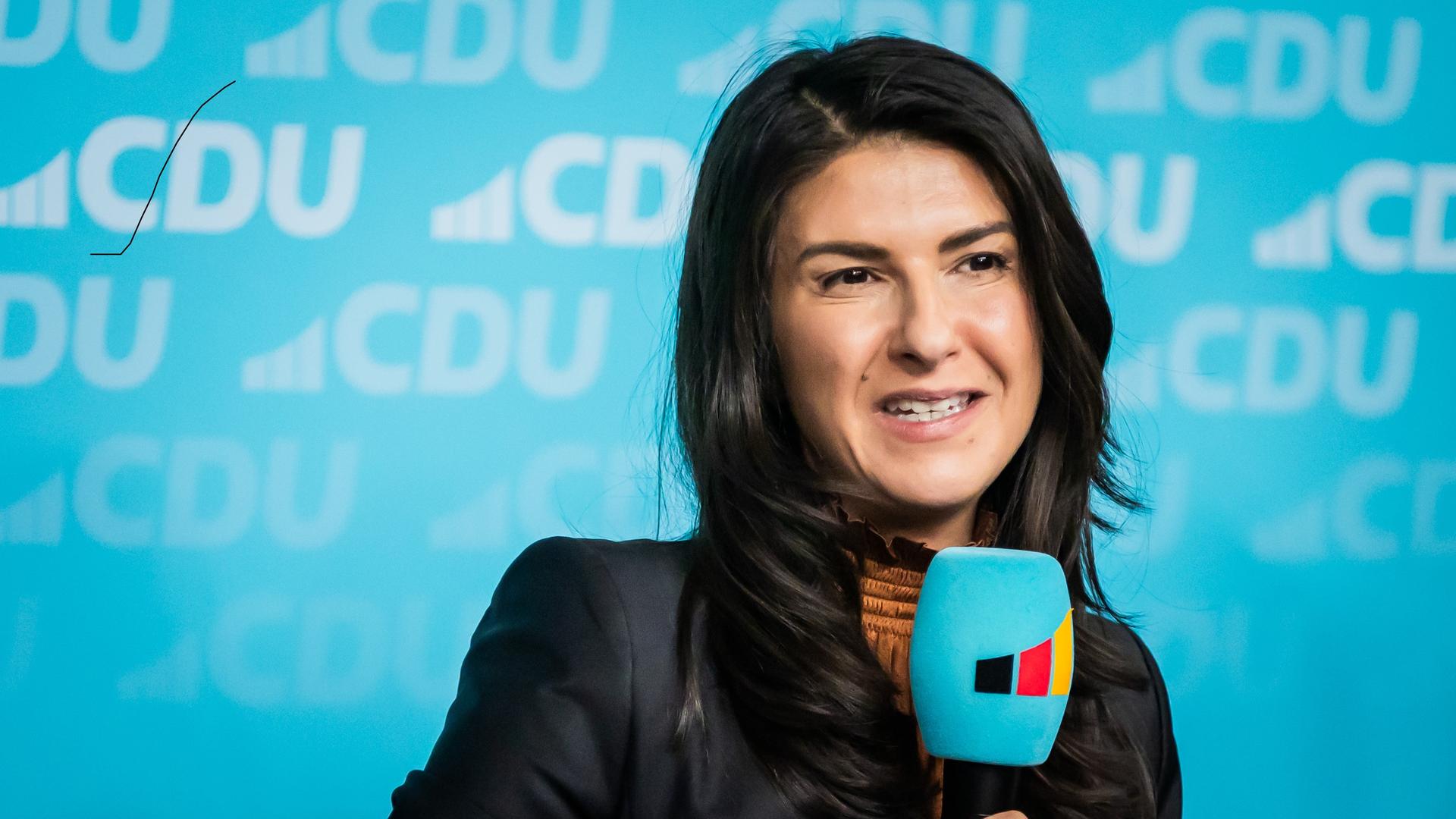 Die Staatsministerin im Auswärtigen Amt, Güler, spricht in ein Mikrofon.
      