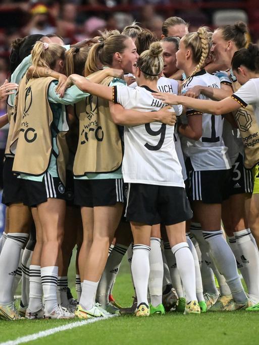 Die deutsche Nationalmannschaft jubelt nach dem 2:0 im EM-Spiel gegen Spanien im Brentford Community Stadium.