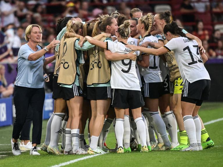 Die deutsche Nationalmannschaft jubelt nach dem 2:0 im EM-Spiel gegen Spanien im Brentford Community Stadium.