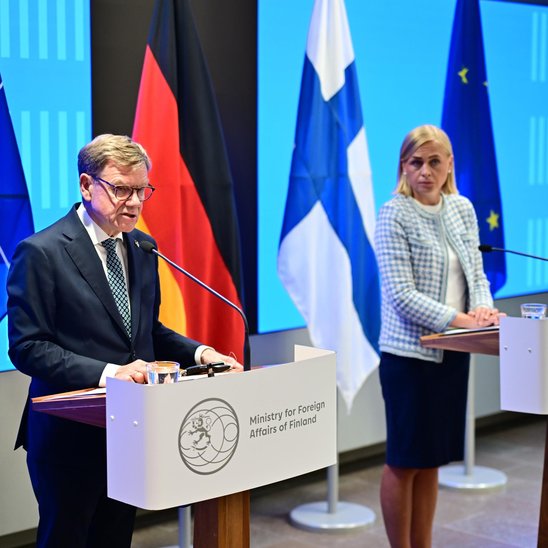 Johann Wadephul (l) spricht während einer Pressekonferenz neben Elina Valtonen, der finnischen Ministerin für auswärtige Angelegenheiten.