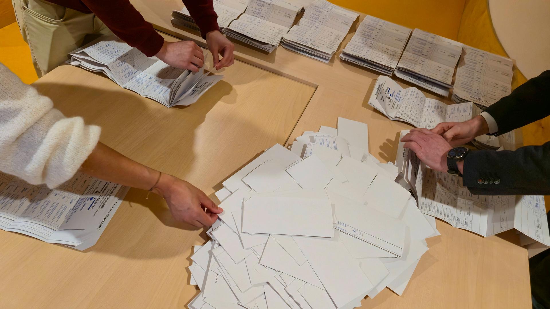 Landtagswahl in Baden-Württemberg: In Weil am Rhein werden Stimmzettel ausgezählt.