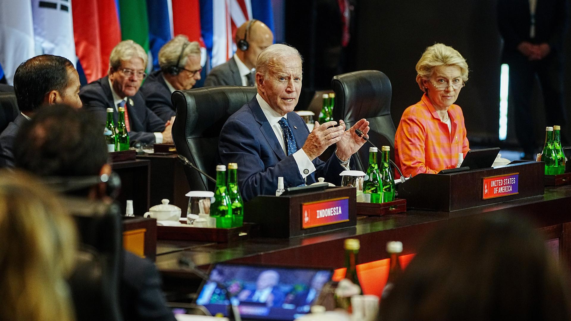 Joe Biden, Präsident der Vereinigten Staaten von Amerika USA, und Ursula von der Leyen, Präsidentin der Europäischen Kommission. Die Gruppe der G20, der stärksten Industrienationen und aufstrebenden Volkswirtschaften, kommt für zwei Tage auf der indonesischen Insel Bali zusammen. Joe Biden, Präsident der Vereinigten Staaten von Amerika USA, und Ursula von der Leyen, Präsidentin der Europäischen Kommission. Die Gruppe der G20, der stärksten Industrienationen und aufstrebenden Volkswirtschaften, kommt für zwei Tage auf der indonesischen Insel Bali zusammen.