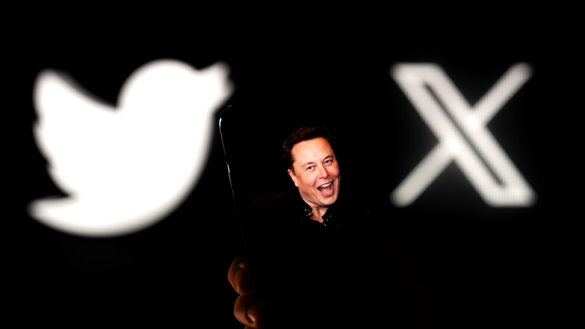 Elon Musk mit dem neuen X-Logo und dem alten Twitter-Vogel.