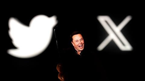 Fotoillustration: Ein Bildnis von Elon Musk auf einem Mobiltelefon mit dem neuen Twitter Logo X und dem alten zwitschernden Vögelchen im Hintergrund.