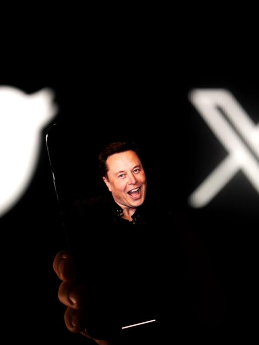 Elon Musk mit dem neuen X-Logo und dem alten Twitter-Vogel.