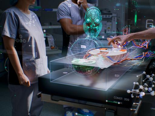 Illustration zu KI-Technologien in der Medizin: Verschiedene medizinische Fachkräfte arbeiten im Operationssaal mit einem holografischen Bildschirm. 3D-Rendering eines virtuellen menschlichen Skeletts und von Organen.