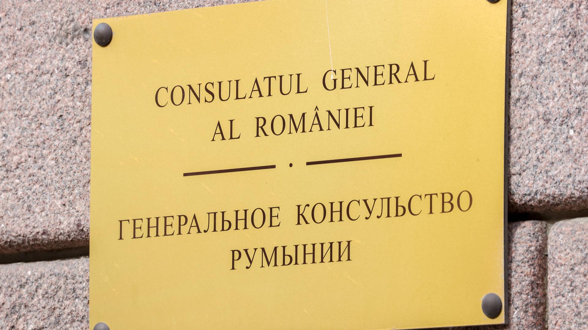 Blick auf ein Schild am Generalkonsulat von Rumänien in Sankt Petersburg in Russland. 