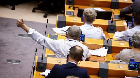 Ein Mitglied des EU-Parlaments reckt bei einer Abstimmung seinen Daumen in die Höhe.