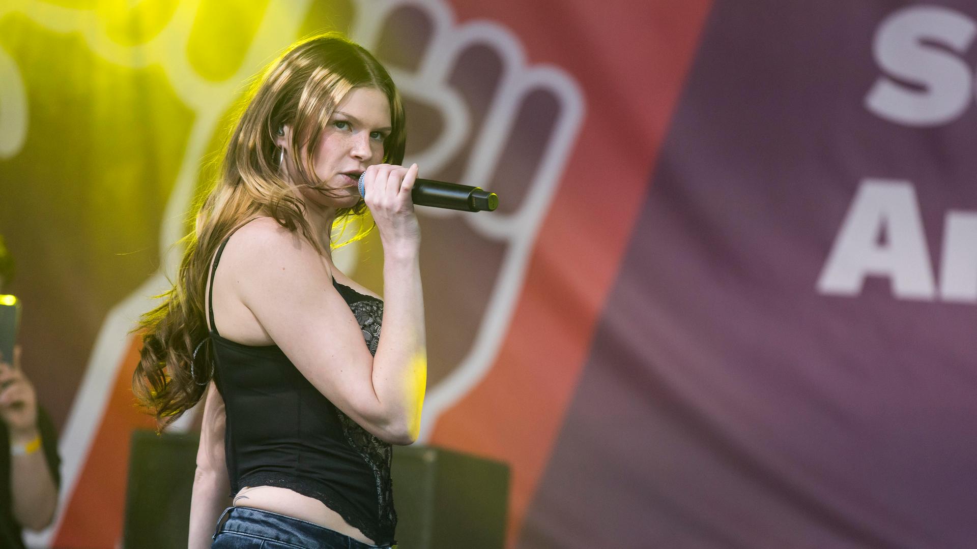 Rapperin Ikkimel (bürgerlich: Melina Gaby Strauß) live auf der Bühne der Partei Die Linke auf dem Berliner Mariannenplatz am 01.05.2026.