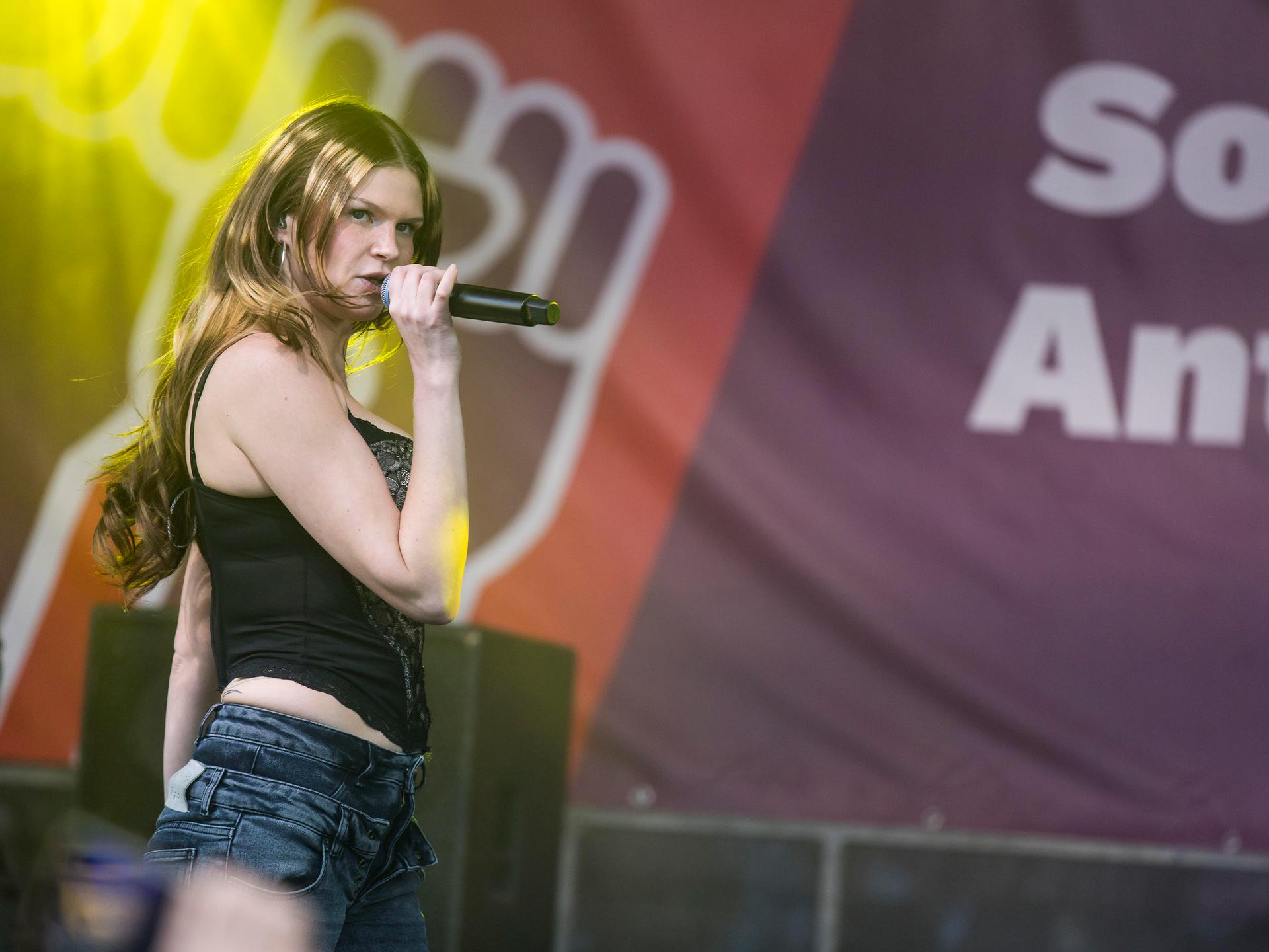 Rapperin Ikkimel (bürgerlich: Melina Gaby Strauß) live auf der Bühne der Partei Die Linke auf dem Berliner Mariannenplatz am 01.05.2026.