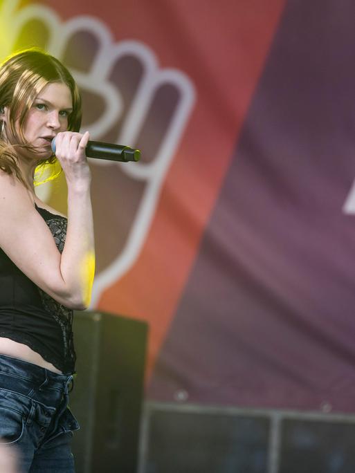 Rapperin Ikkimel (bürgerlich: Melina Gaby Strauß) live auf der Bühne der Partei Die Linke auf dem Berliner Mariannenplatz am 01.05.2026.