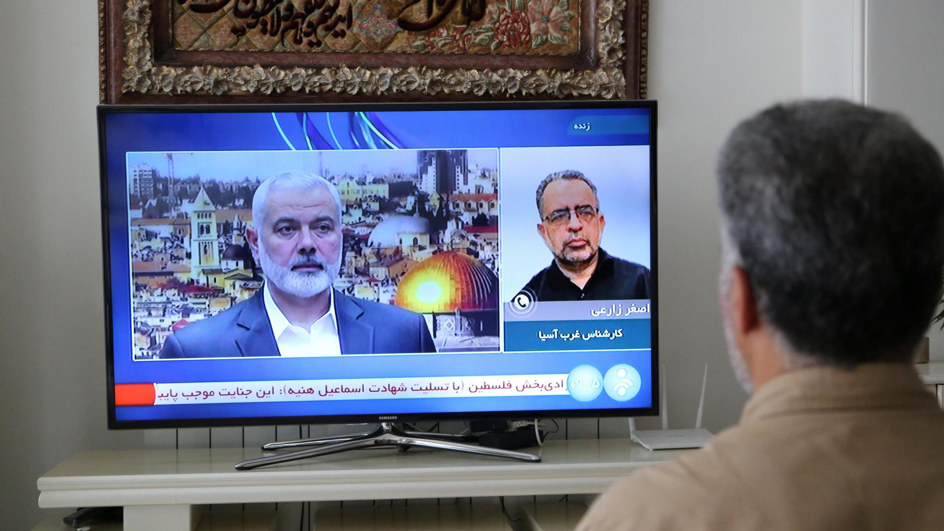 Ein Mann sieht sich die Nachrichten auf einem Fernseher an, nachdem der Chef des politischen Büros der Hamas, Ismail Hanija, bei einem israelischen Luftangriff in der iranischen Hauptstadt Teheran am 31. Juli 2024 getötet wurde. Fatemeh Bahrami / Anadolu