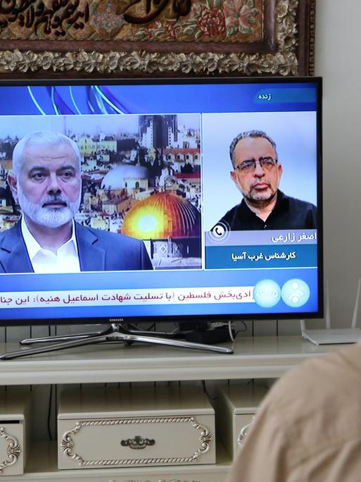 Ein Mann sieht sich die Nachrichten auf einem Fernseher an, nachdem der Chef des politischen Büros der Hamas, Ismail Hanija, bei einem israelischen Luftangriff in der iranischen Hauptstadt Teheran am 31. Juli 2024 getötet wurde. Fatemeh Bahrami / Anadolu