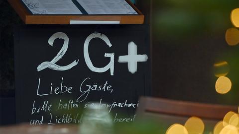 Ein Schild mit dem Hinweis auf 2GPlus an einem Lokal. 