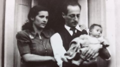 Ein privates Familienbild der Eltern der Shoa Überlebenden Rozette Kats: Henderina Eliasar und Emanuel Louis Kats halten sie als Baby auf dem Arm.
