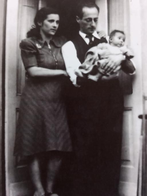 Ein privates Familienbild der Eltern der Shoa Überlebenden Rozette Kats: Henderina Eliasar und Emanuel Louis Kats halten sie als Baby auf dem Arm.