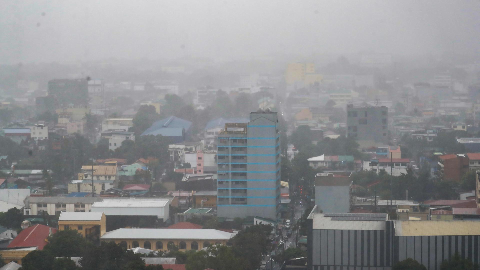 Blick von oben auf Manila, die Hauptstadt der Philippinen, bei Regen und Sturm.