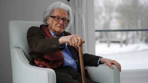 Der Schriftsteller Ralph Giordano sitzt am 20. März 2013 in Hamburg vor dem Senatsempfang zu seinem 90. Geburtstag im Gästehaus des Senats.