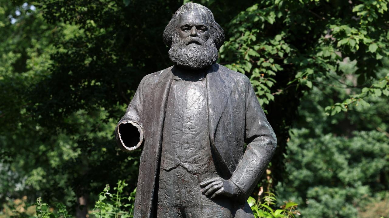 Das beschädigte Denkmal für den Philosophen Karl Marx in einem Park am Friedrich-Engels-Ring in Neubrandenburg.