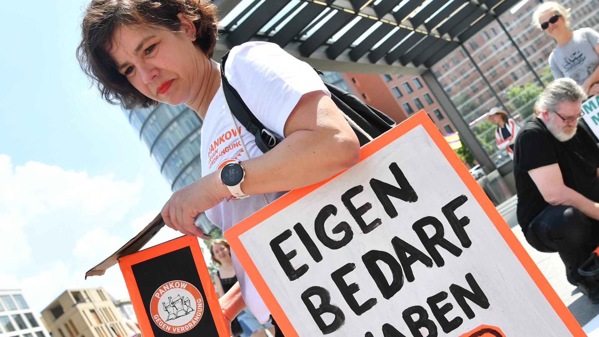 "Eigenbedarf haben wir" steht auf einem Plakat während einer Demonstration gegen hohe Mieten. Zahlreiche Menschen folgten dem Aufruf zur Mieten-Demo am Potsdamer Platz. Auf Plakaten und Transparenten forderten sie unter anderem einen Mietendeckel und die Enteignung der Wohnungsbau-Gesellschaften.