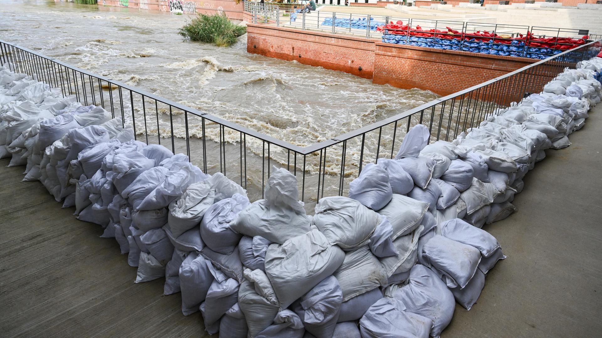 Breslau: Barrieren mit Sandsäcken sind gegen das Hochwasser in der Nähe des Flusses Oder (Odra) platziert. Breslau: Barrieren mit Sandsäcken sind gegen das Hochwasser in der Nähe des Flusses Oder (Odra) platziert.
