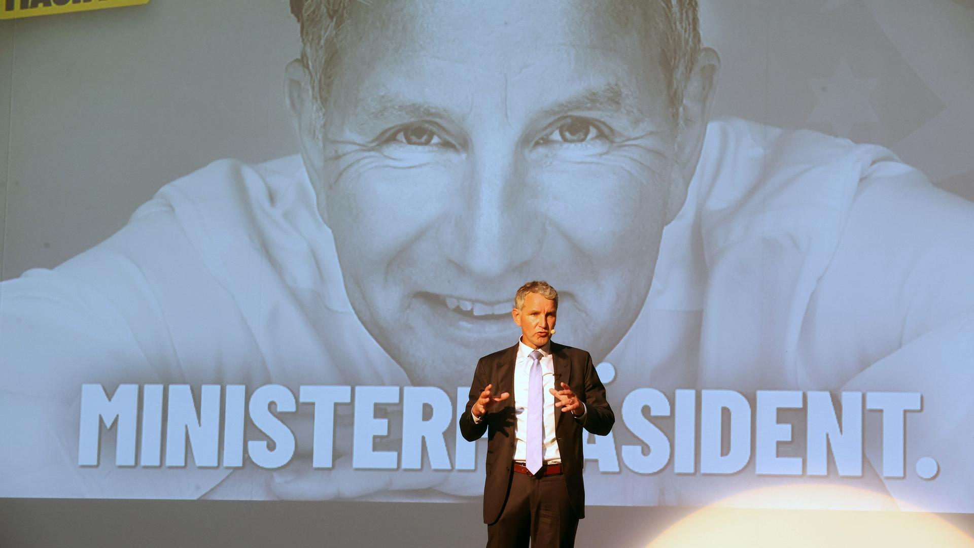 Björn Höcke, der Vorsitzende der AfD in Thüringen, spricht bei einer Wahlkampfveranstaltung in Thüringen. Hinter ihm sieht man ein großes Plakat mit Höckes Gesicht und dem Schriftzug "Ministerpräsident".