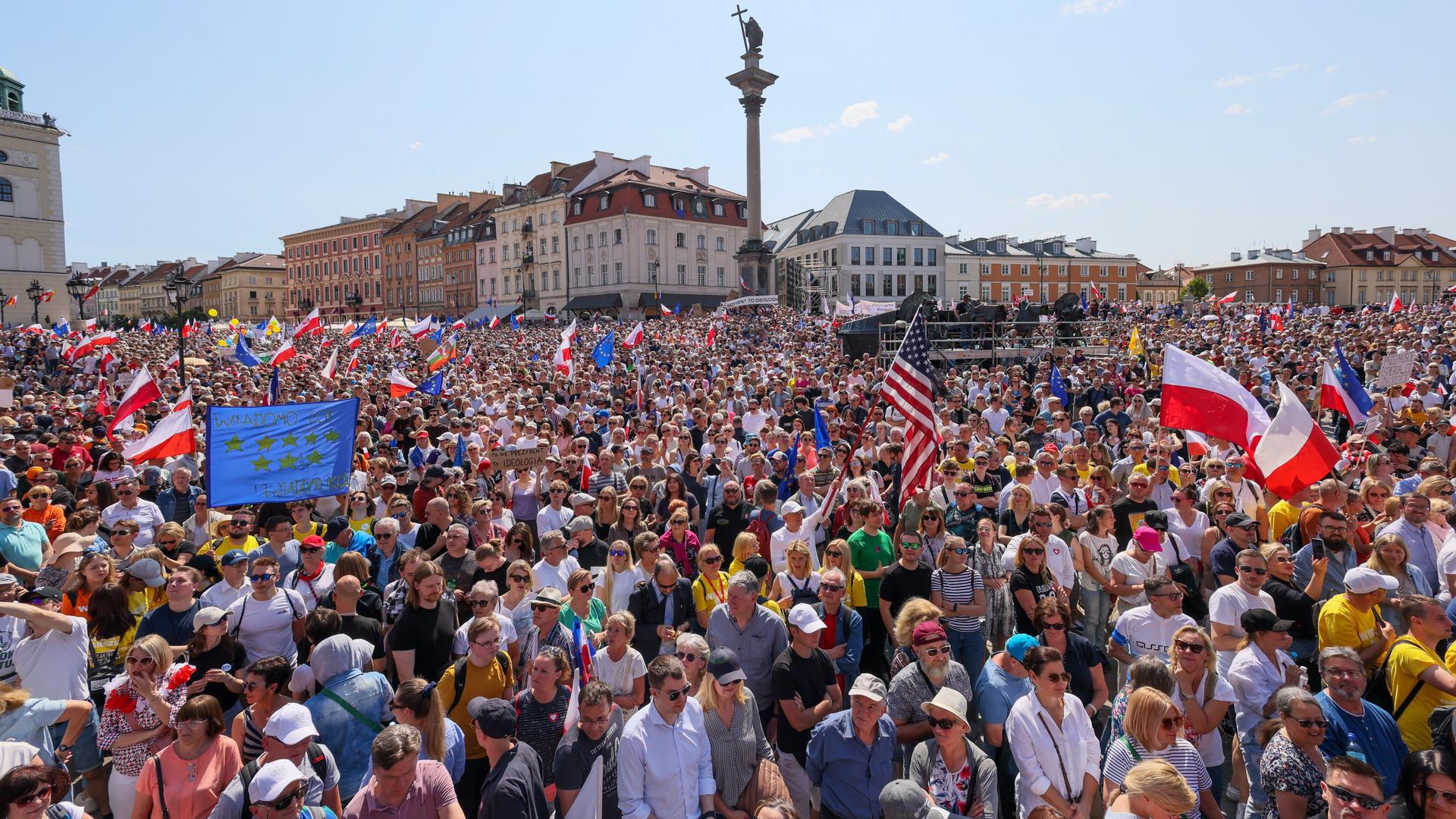 Vor den Parlamentswahlen - Bis zu eine Million Menschen wollen in Polen gegen PiS demonstrieren