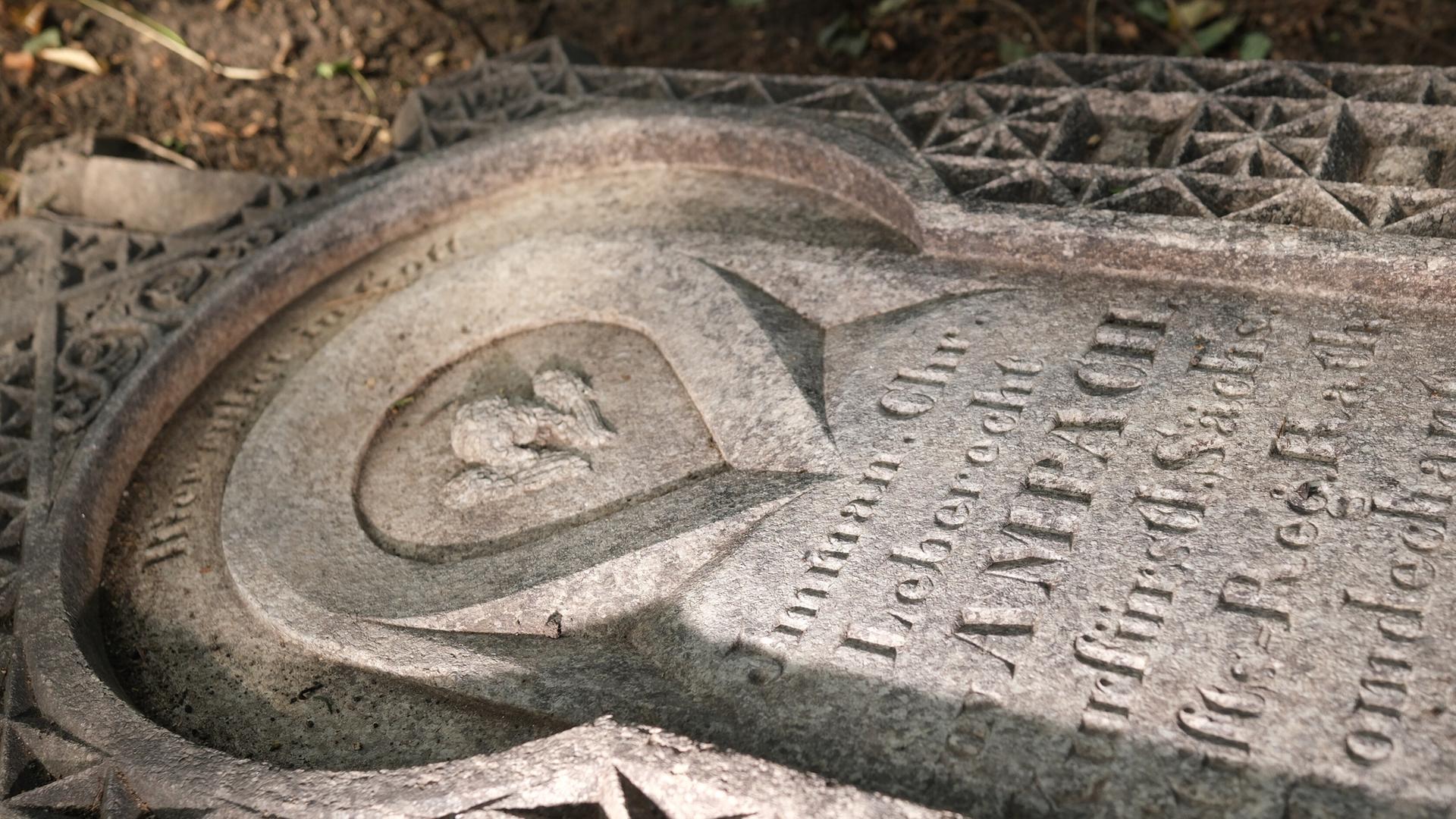 Der Grabstein von Baron Immanuel von Ampach auf dem Domfriedhof. Das Grab des Domherren des frühen 19. Jahrhundert wurde nun entdeckt. Der Grabstein von Baron Immanuel von Ampach auf dem Domfriedhof. Das Grab des Domherren des frühen 19. Jahrhundert wurde nun entdeckt.