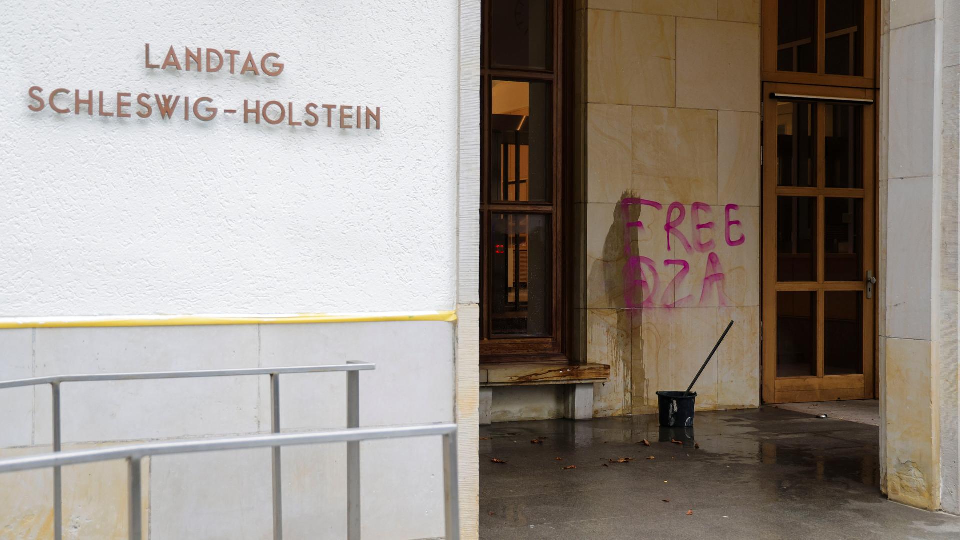Der Eingangsbereich am Kieler Landtag ist mit einem Schriftzug besprüht. 