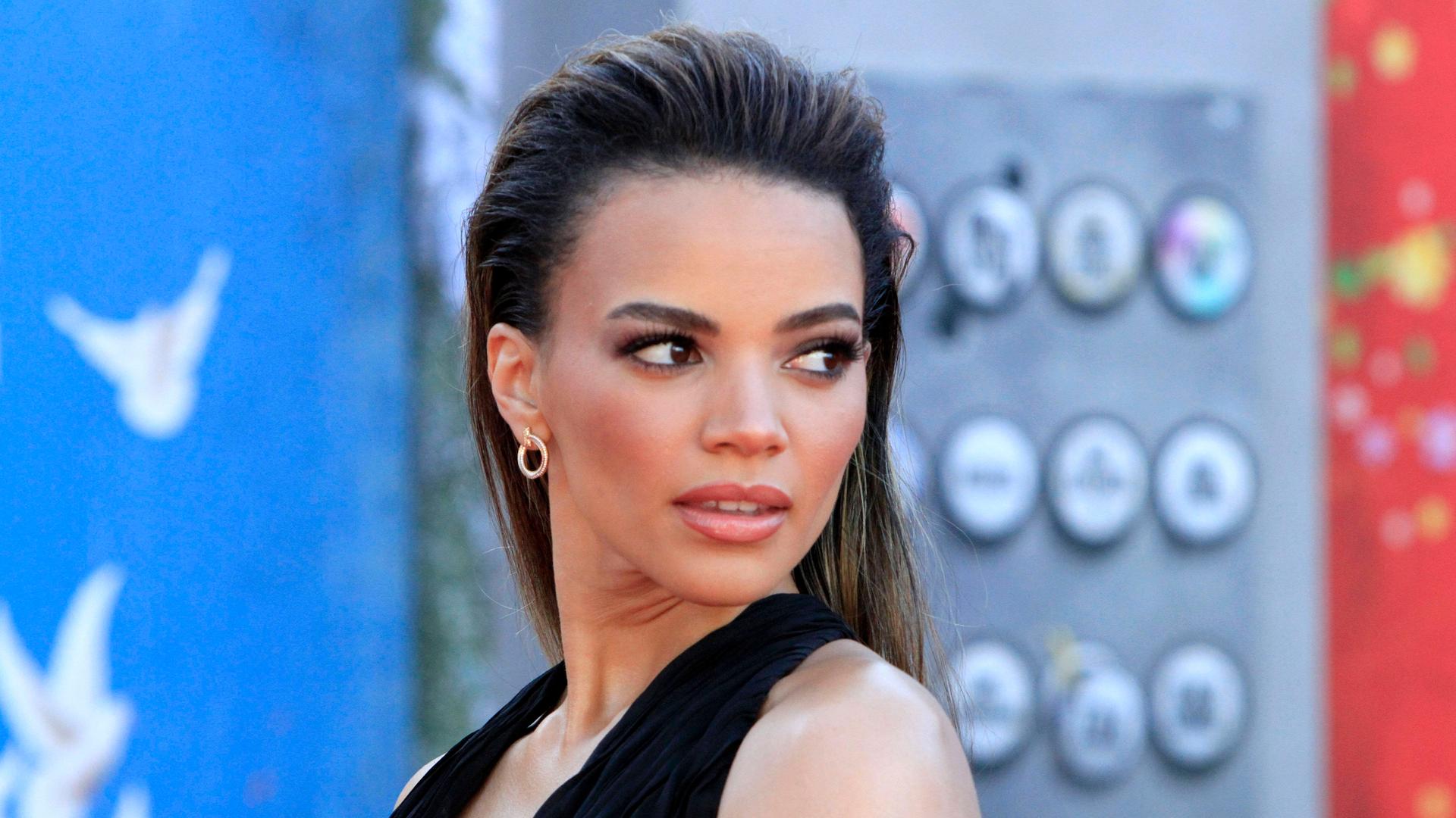 Die Schauspielerin Leslie Grace guckt über ihre Schulter. Die Schauspielerin Leslie Grace guckt über ihre Schulter.