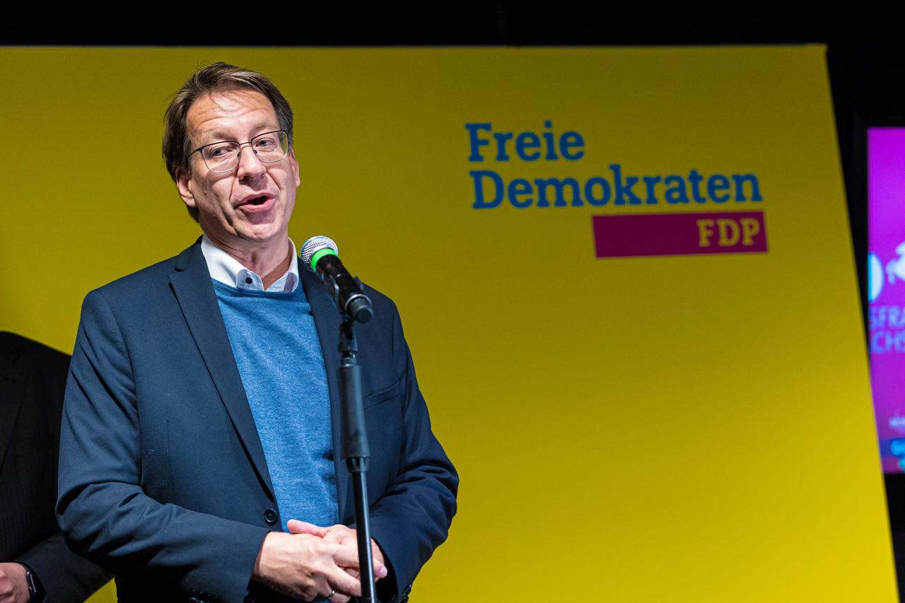 Stefan Birkner, Spitzenkandidat der FDP, spricht auf der Wahlparty der FDP zur Landtagswahl in Niedersachsen auf der Bühne.